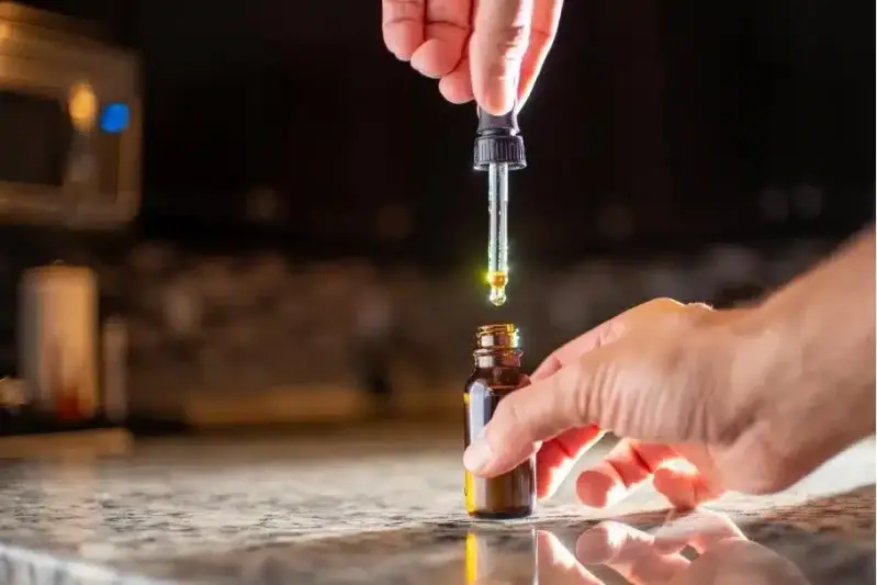 Imagen representativa de un gotero almacenando tintura de Kratom