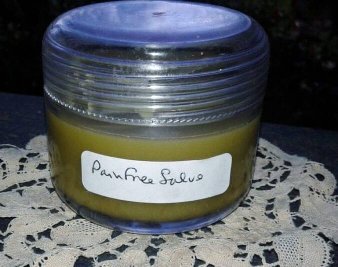 Imagen de un ungüento casero de Kratom elaborado por thepracticalherbalist.